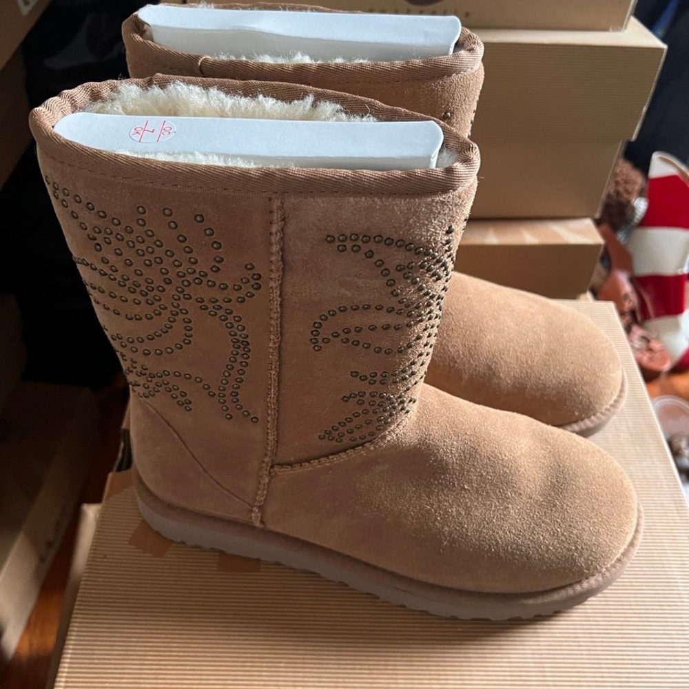 UGG Women's Adelaide Short Boots Size 8 - Picture 3 of 9